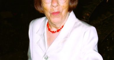 “Linda Hunt’s Unbelievable Life Journey: From Dwarfism Diagnosis to Hollywood Triumphs!”